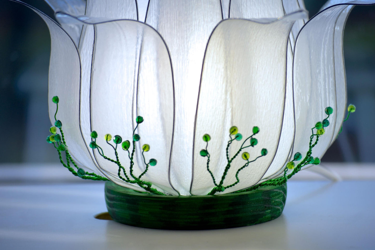 lampada da tavolo a forma di fiore di loto bianco fatta a mano