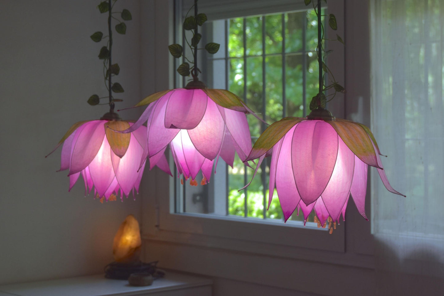 lampada sospensione 3 luci in resina a forma fiore rosa per ambiente romantico