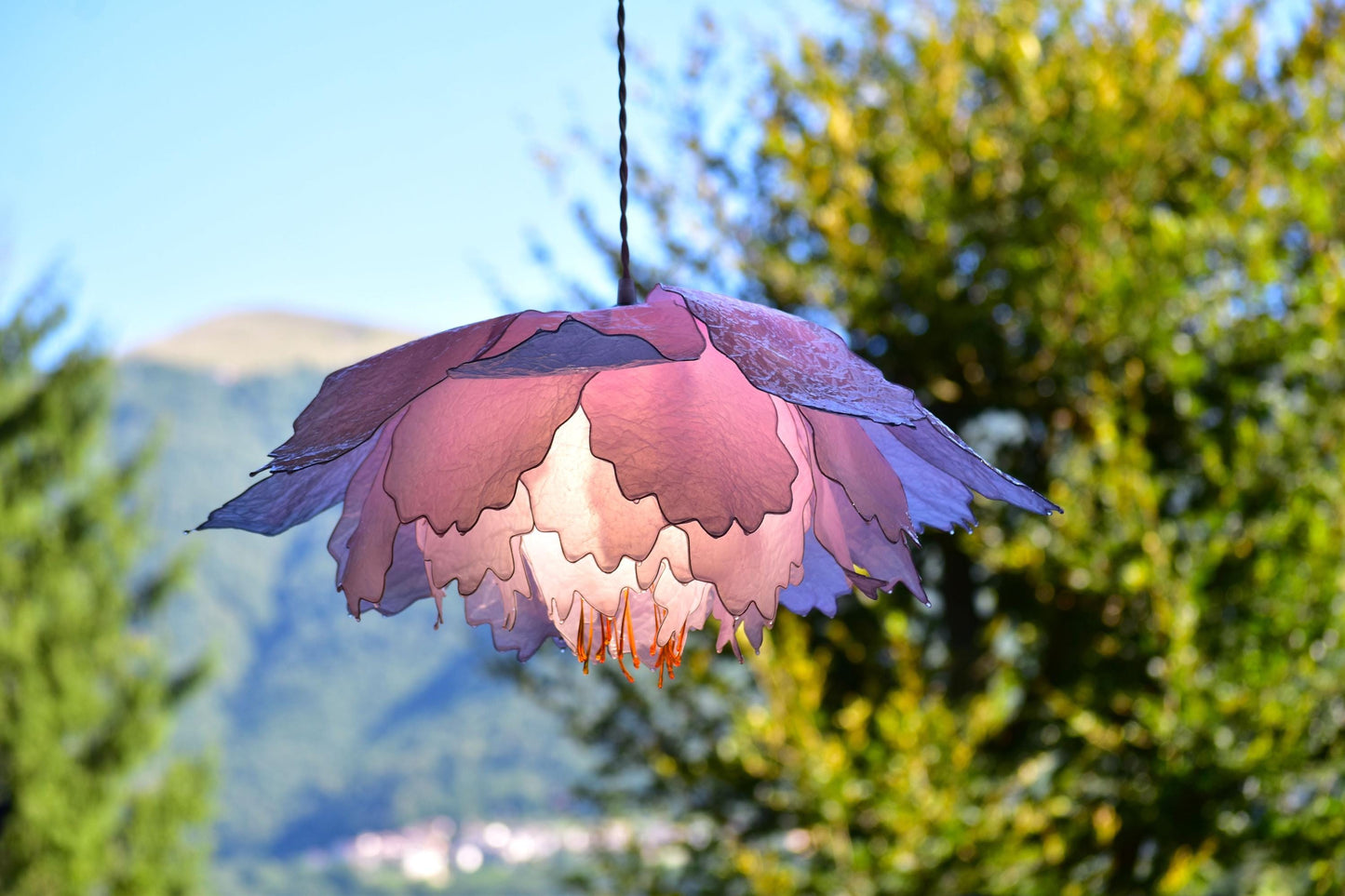 lampada sospensione a forma di fiore rosa bianco delicato dipinto a mano in resina