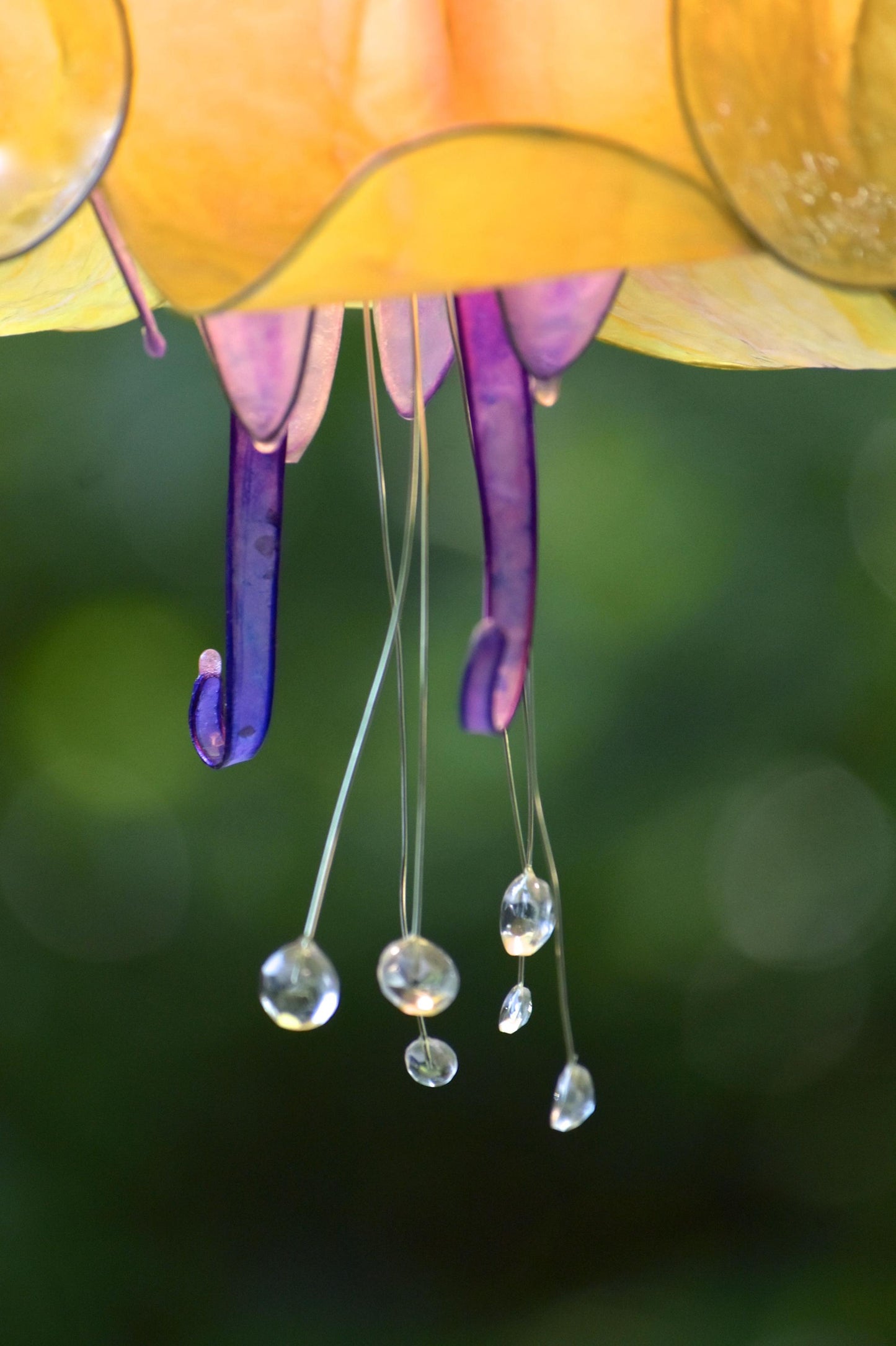 lampada da muro bocciolo di fiore giallo e viola in resina