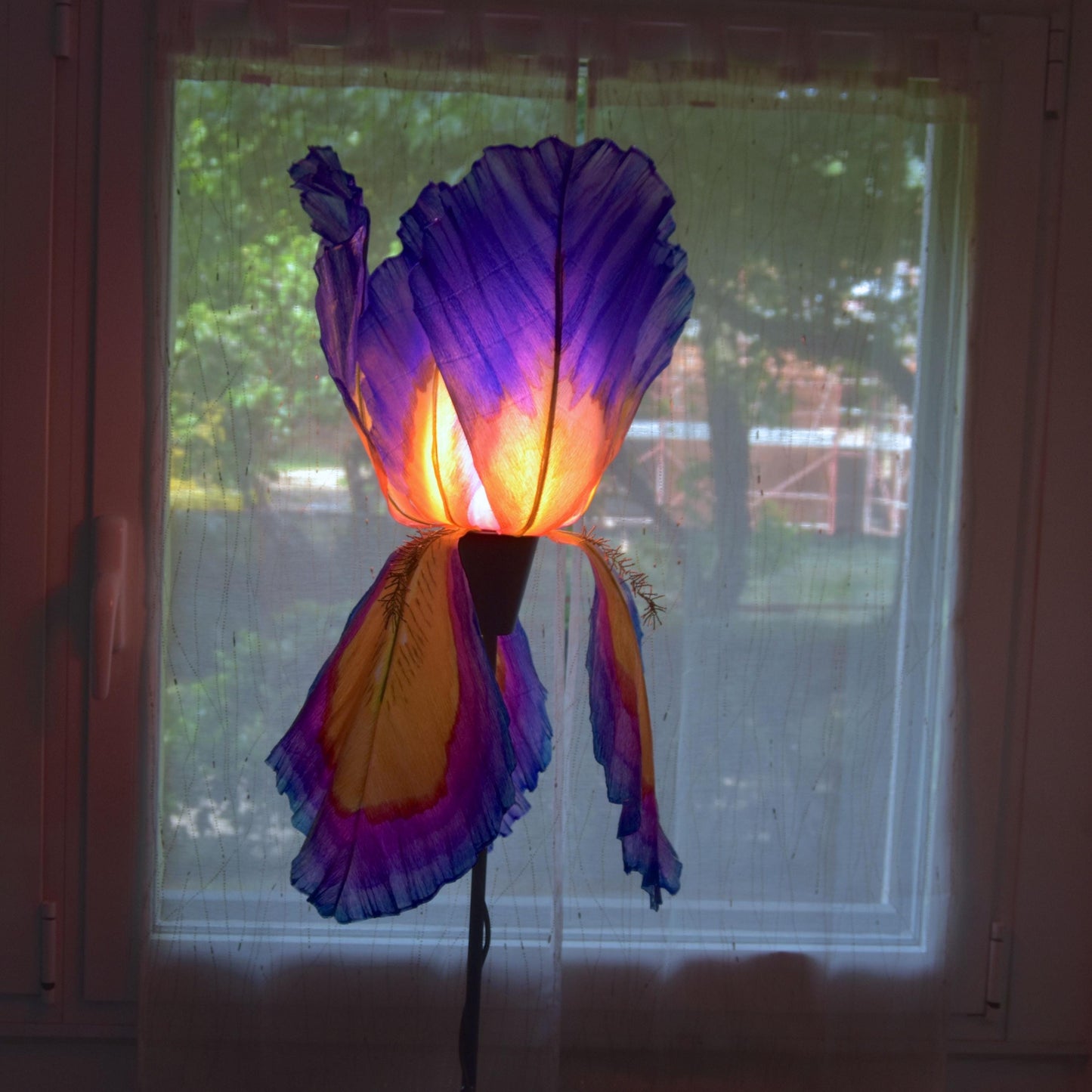 lampada da terra paralume fatto dipinto a mano forma di iris arancio viola in resina