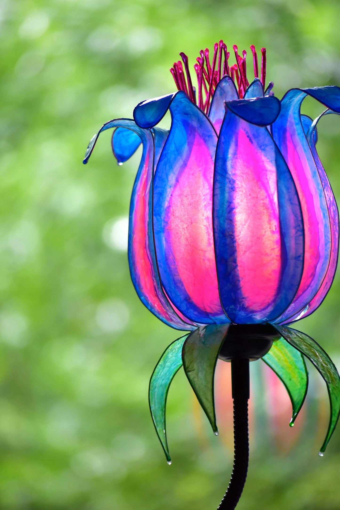 lampada da tavolo a forma di fiore fiabesco fatta dipinta a mano in resina