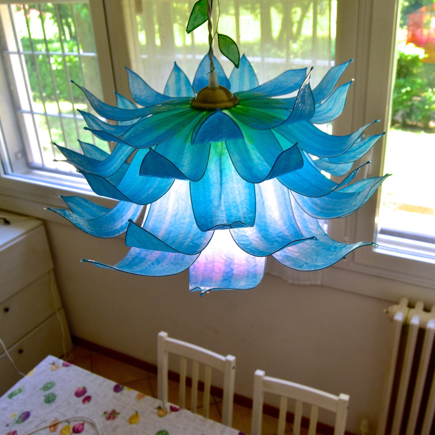 lampada a sospensione: fiore blu e rosa in resina pezzo unico fatto e dipinto a mano