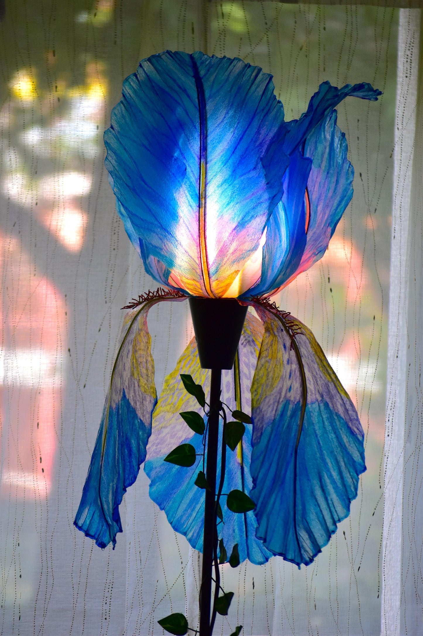 lampada da terra a forma di fiore di iris blu in resina dipinta a mano