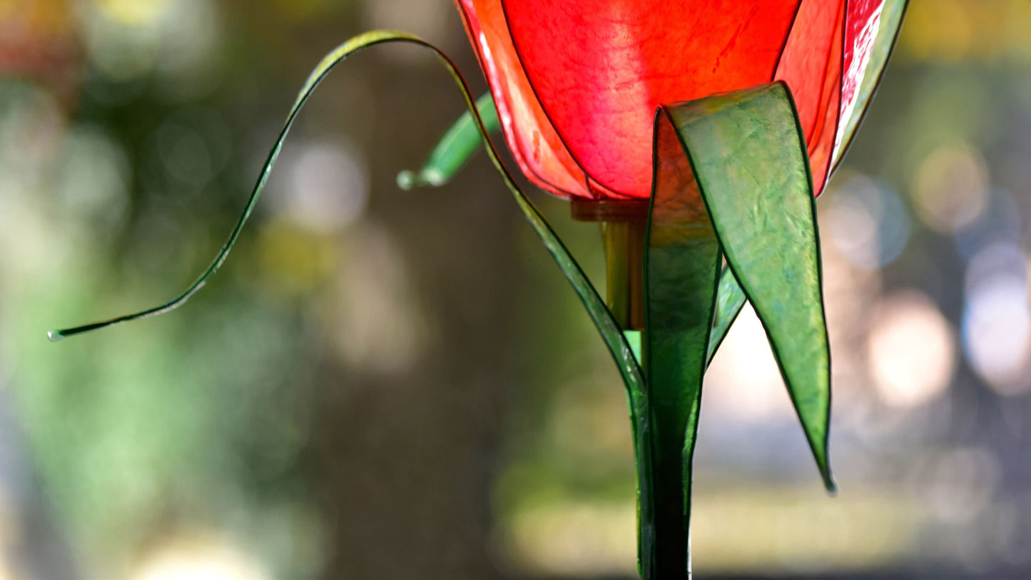 lampada da tavolo fiore rosso: pezzo unico di illuminazione fatto e dipinto a mano