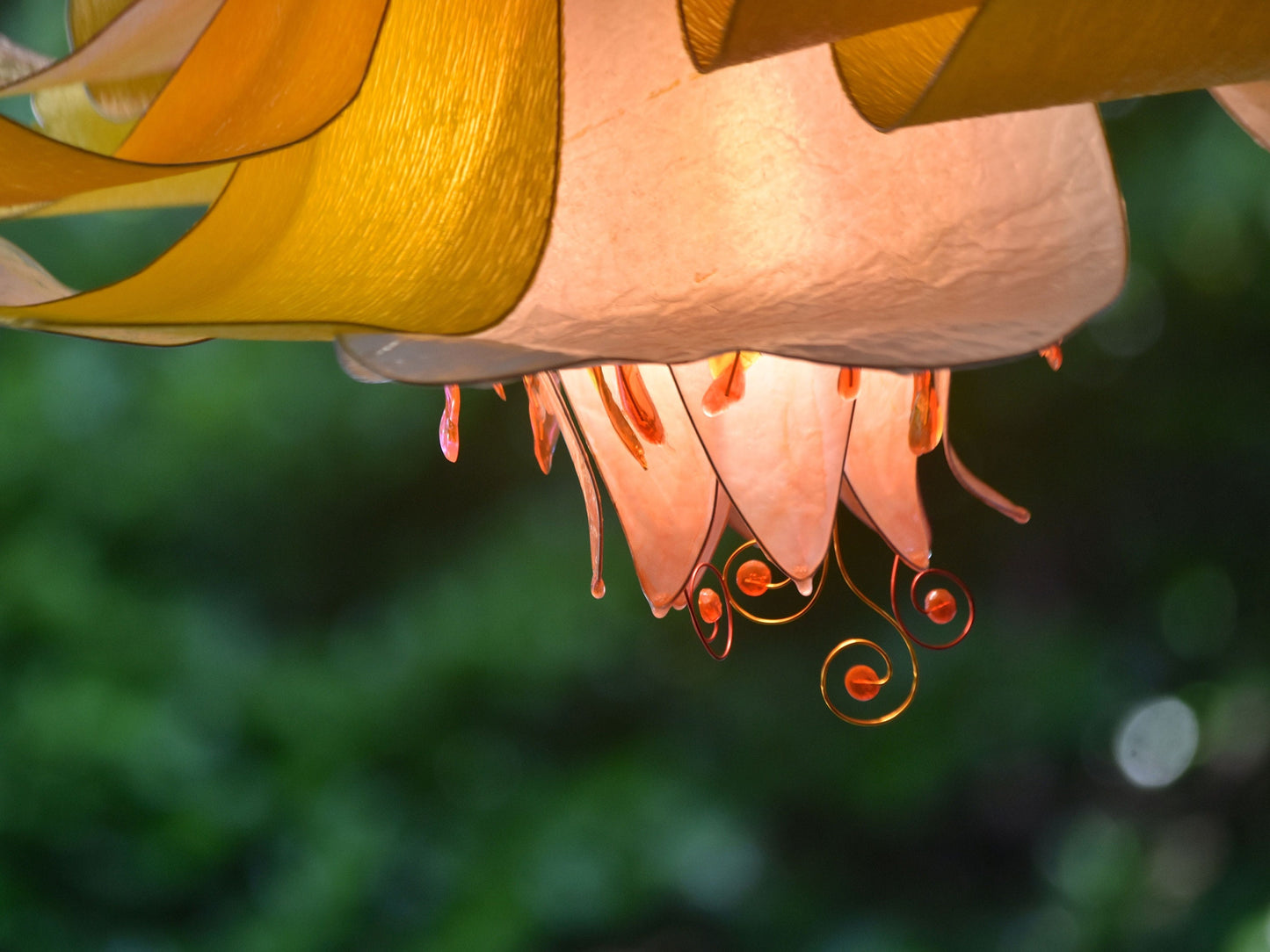 lampada sospensione per arredamento floreale in resina giallo e rosa pesca