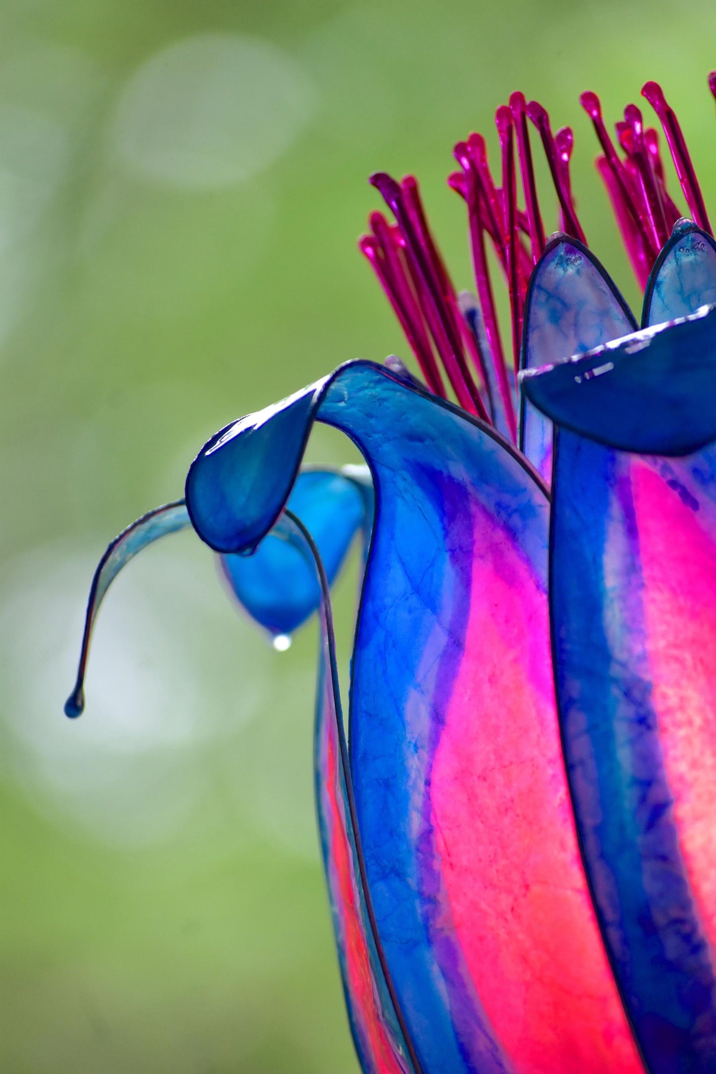 lampada da tavolo a forma di fiore fiabesco fatta dipinta a mano in resina