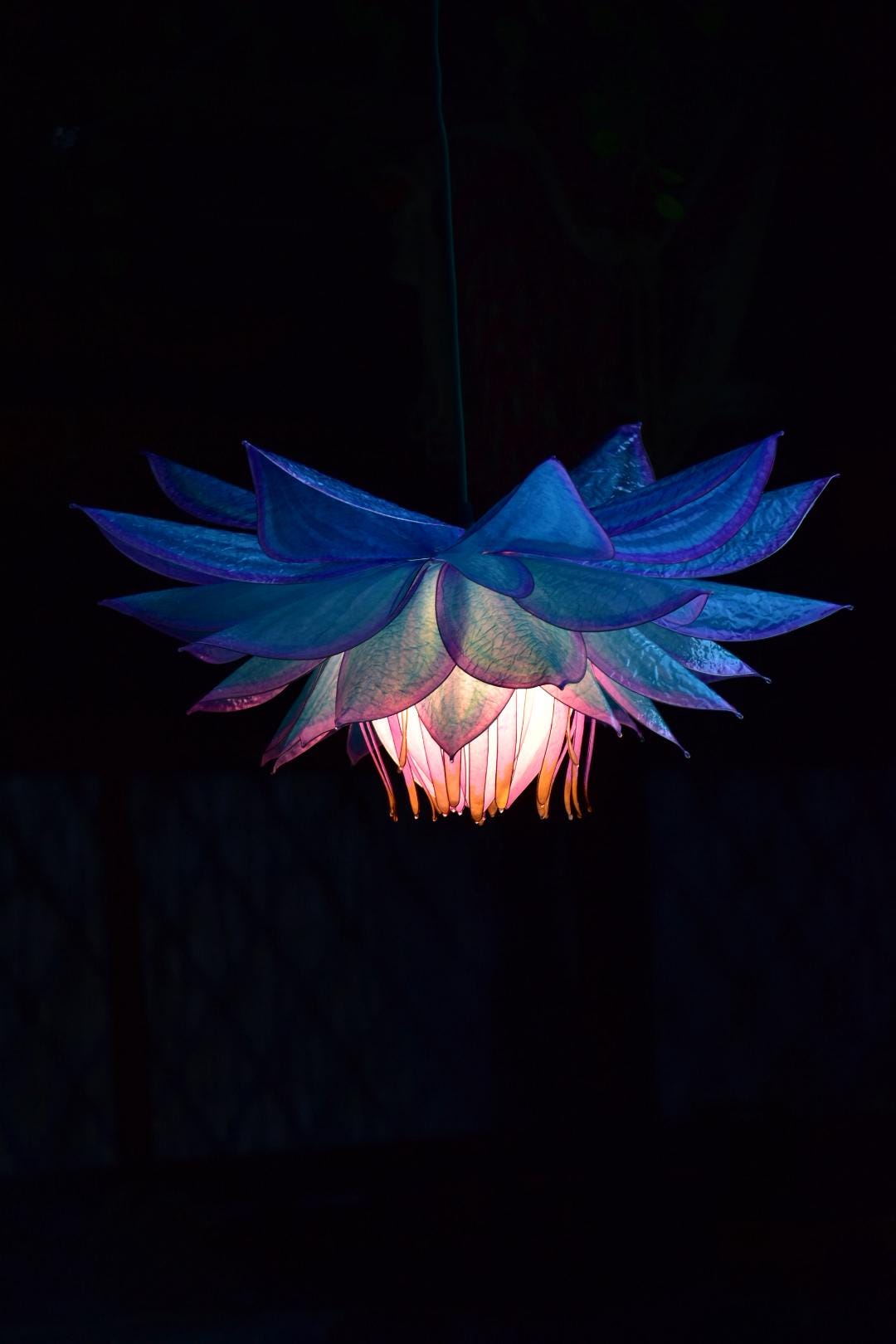 lampadario blu: paralume fiore in resina fatto e dipinto a mano