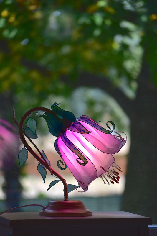lampada da tavolo a forma di fiore rosa in resina fatta e dipinta a mano