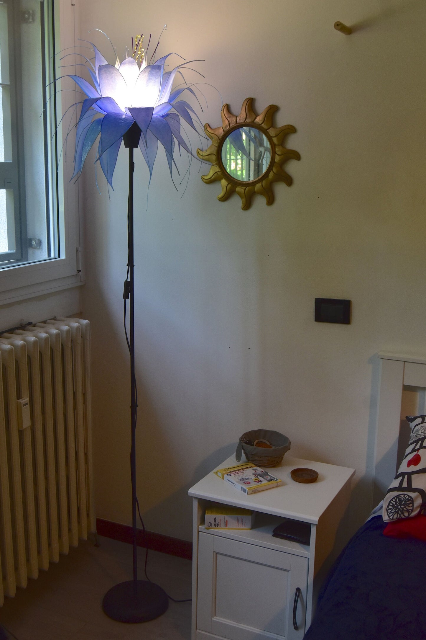 lampada stelo con paralume fiore azzurro e bianco in resina fatto e dipinto a mano