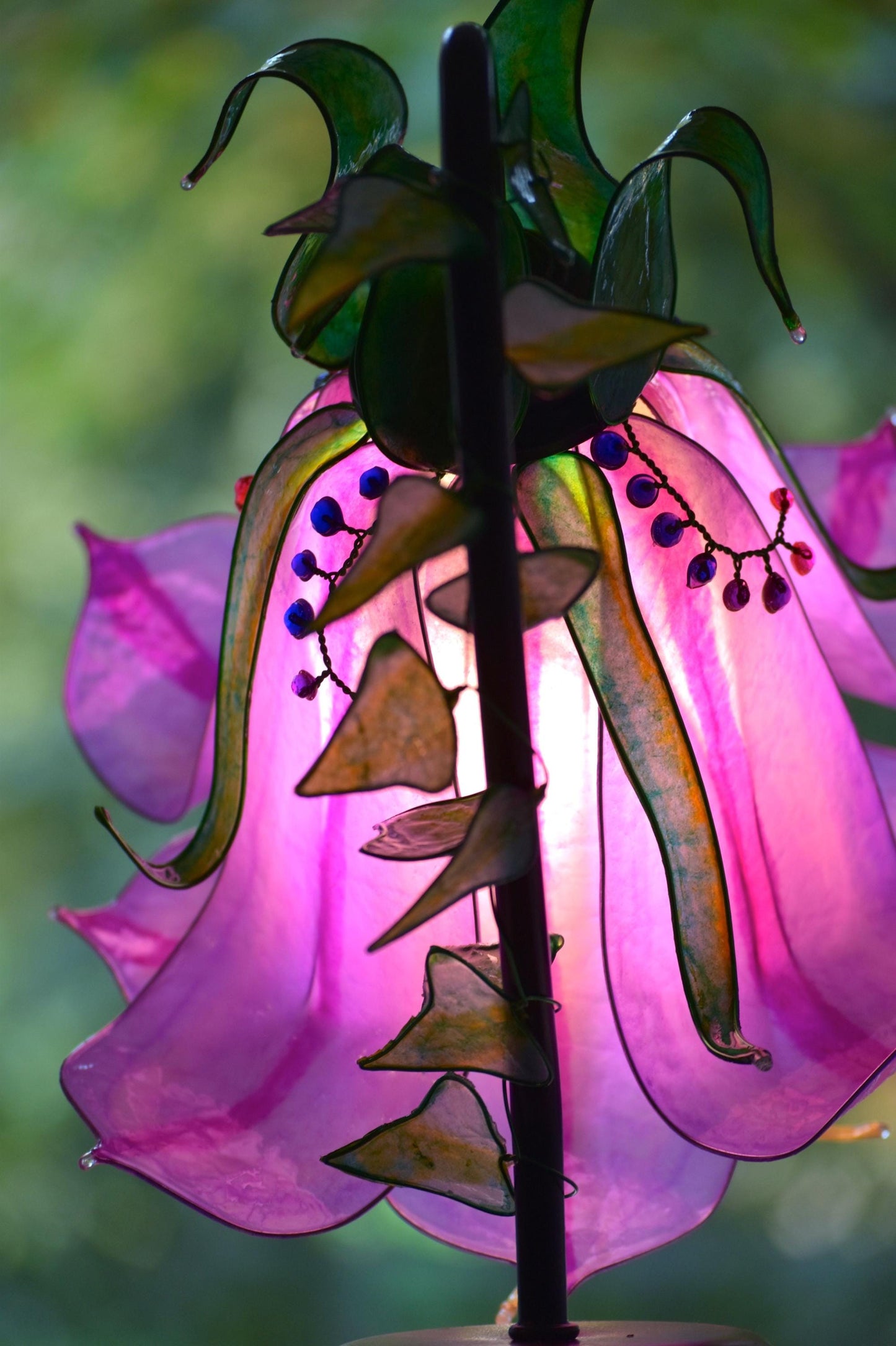 lampada da tavolo a forma di fiore rosa in resina fatta e dipinta a mano