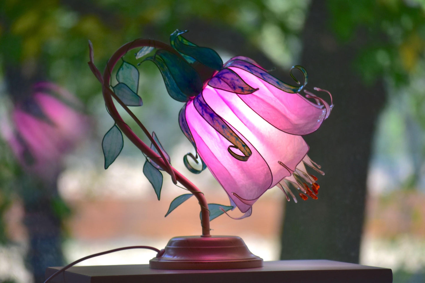 lampada da tavolo a forma di fiore rosa in resina fatta e dipinta a mano