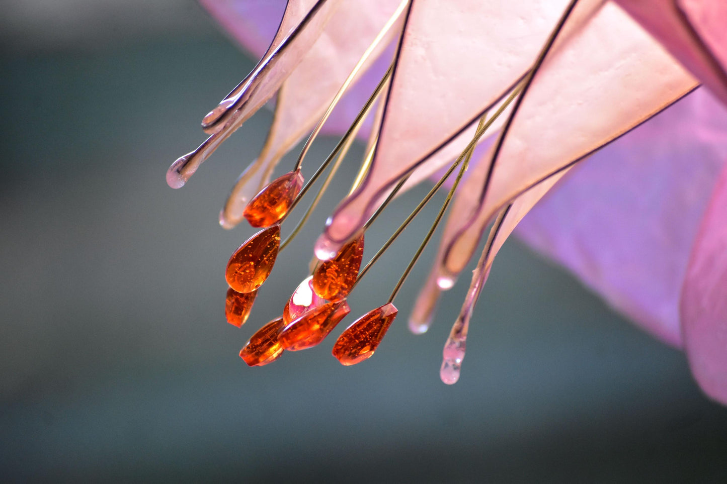 lampada da tavolo a forma di fiore rosa in resina fatta e dipinta a mano