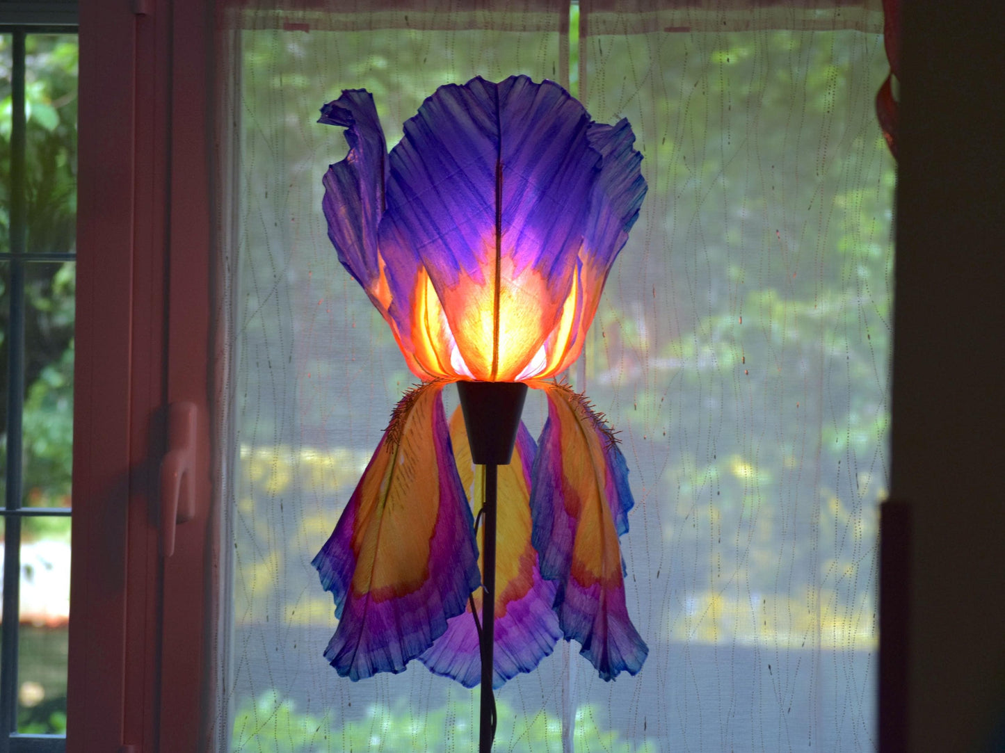 lampada da terra paralume fatto dipinto a mano forma di iris arancio viola in resina
