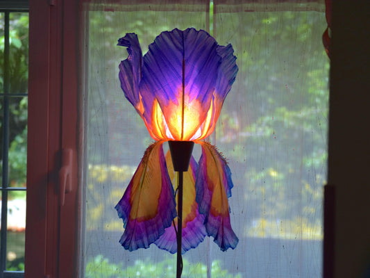 lampada da terra paralume fatto dipinto a mano forma di iris arancio viola in resina