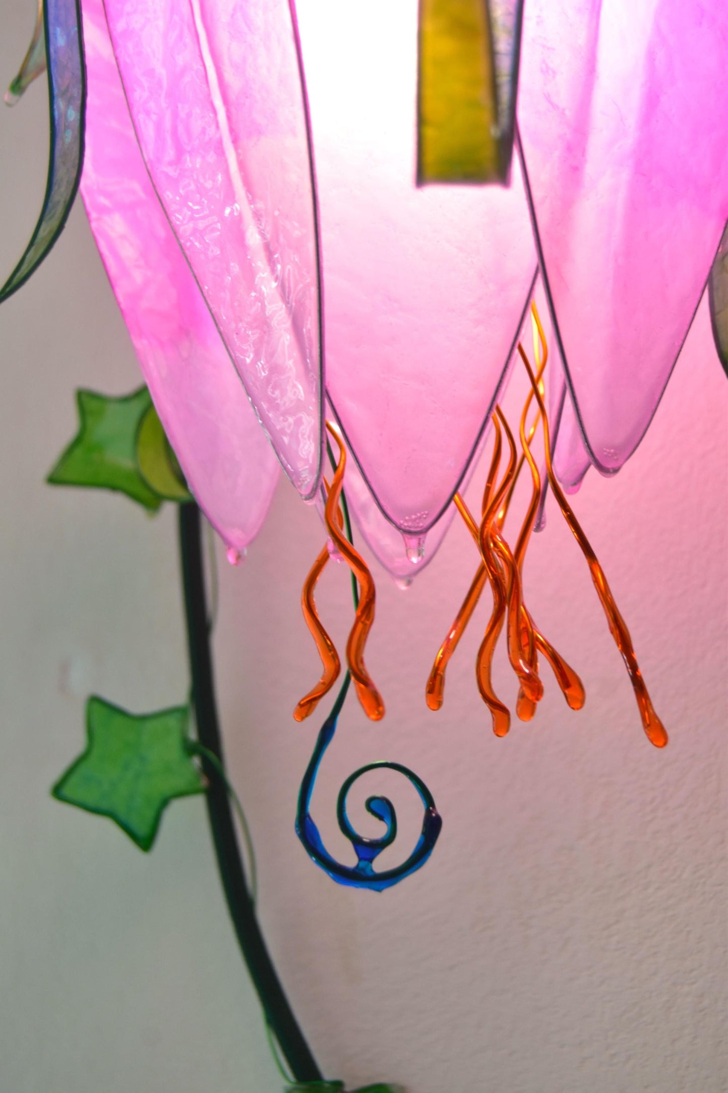 lampada da parete a 3 luci: boccioli luminosi di fiori rosa rampicanti