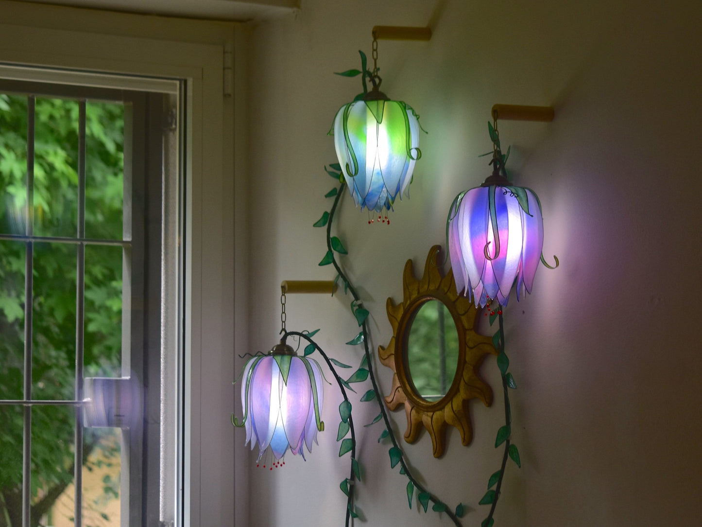 lampada da parete 3 luci:  forma di fiori rampicanti fatta dipinta a mano per ambiente romantico