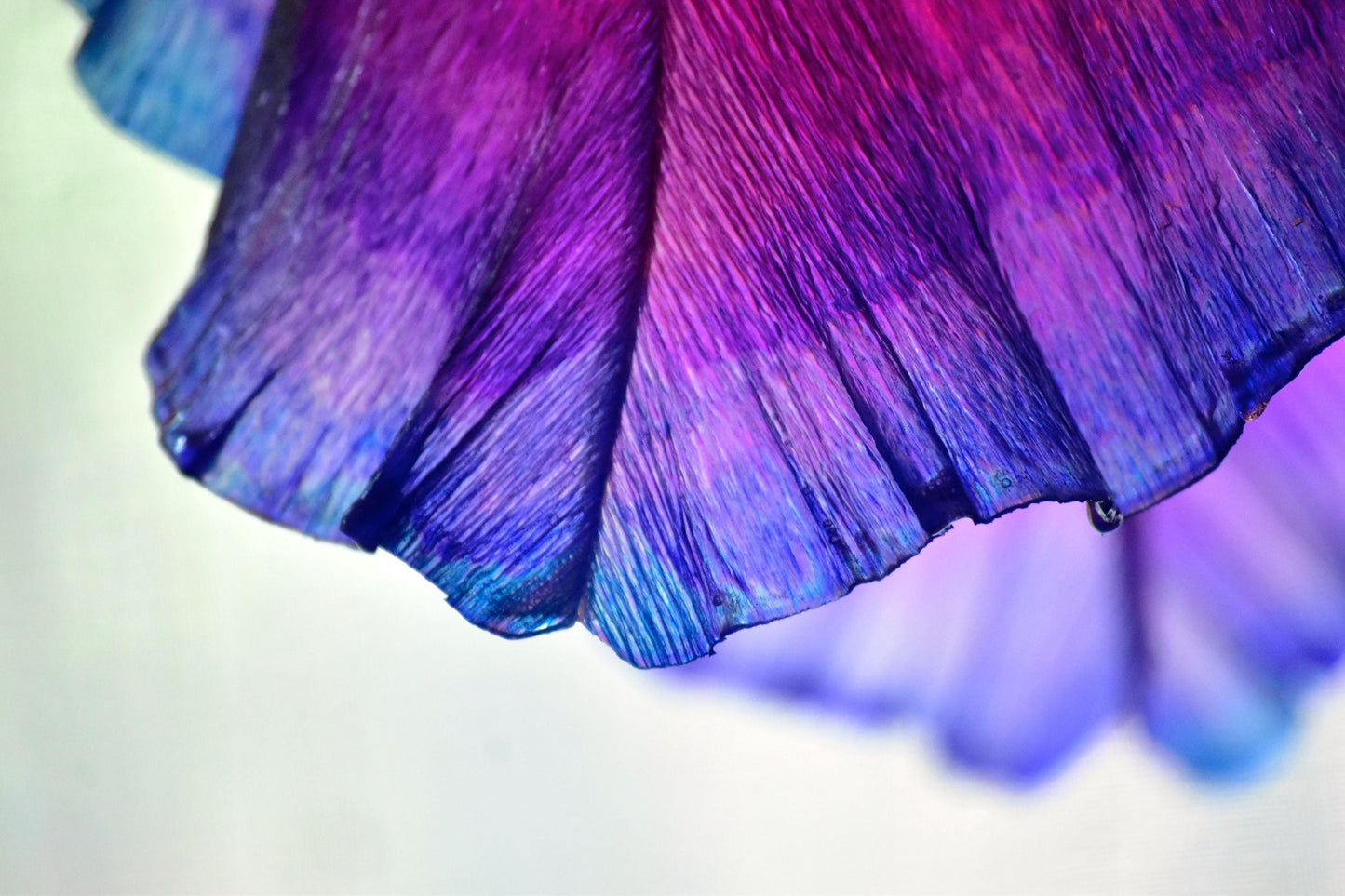 lampada da terra paralume fatto dipinto a mano forma di iris arancio viola in resina