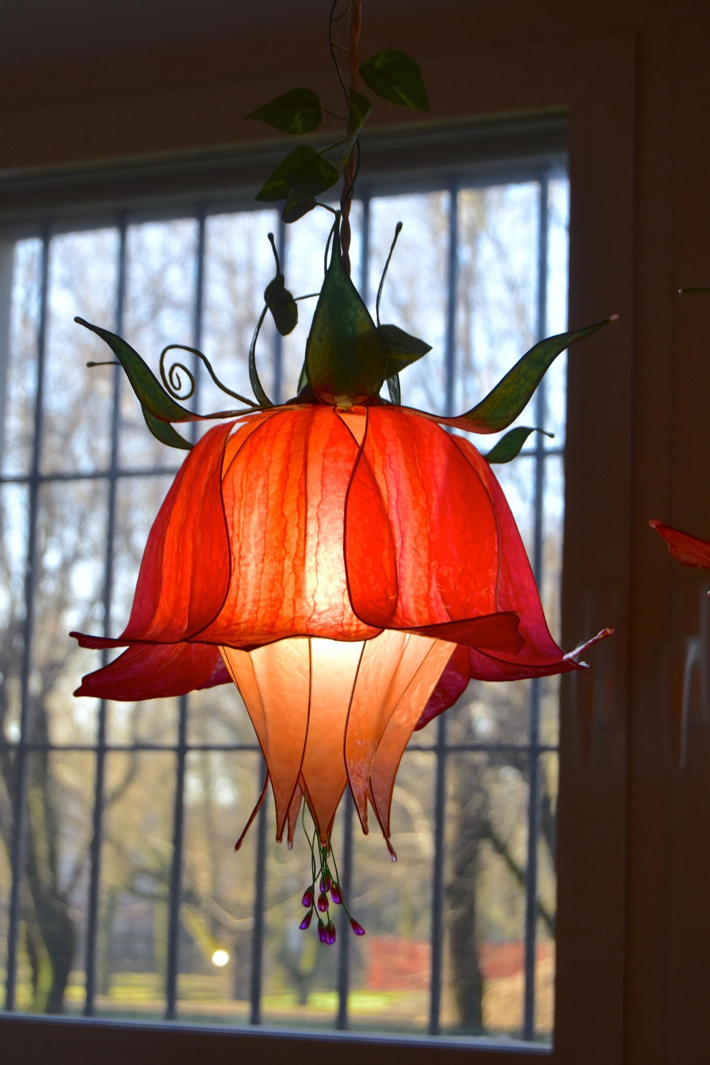 lampada sospensione 3 luci a forma di fiori in resina stile floreale fiabesco