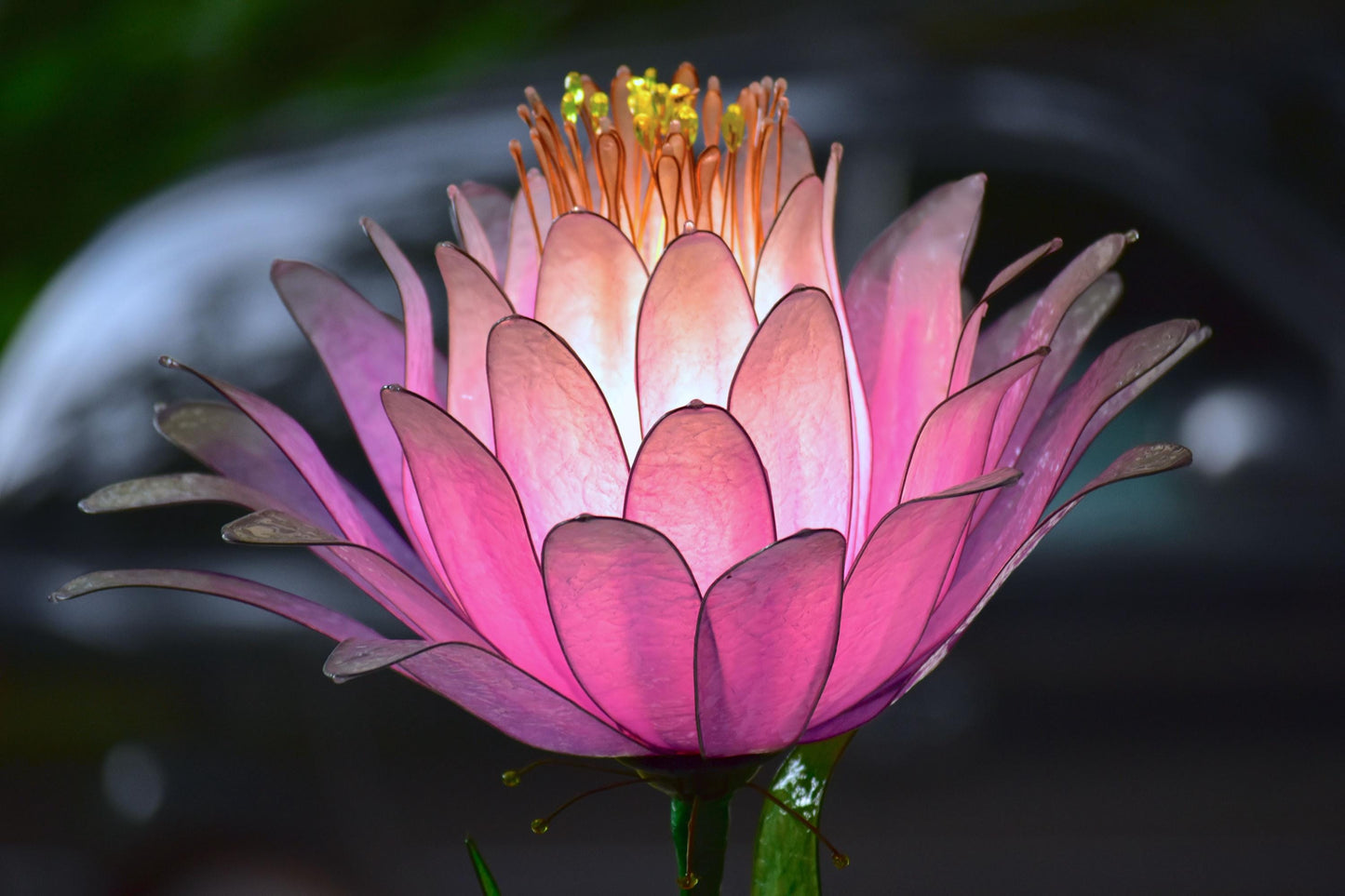 lampada da tavolo rosa decorativa fatta e dipinta a mano in resina
