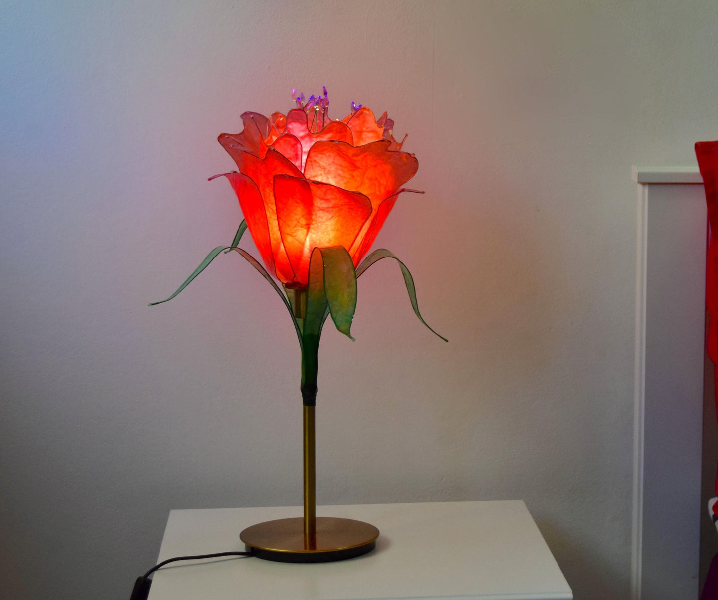 lampada da tavolo fiore rosso: pezzo unico di illuminazione fatto e dipinto a mano