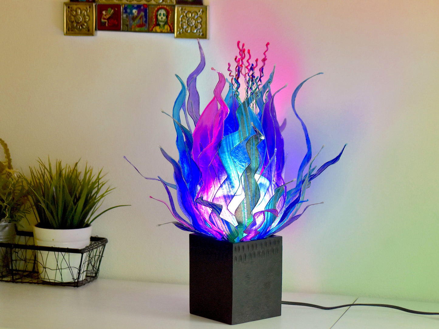 lampada da tavolo moderna fatta a mano in resina con forme colori di piante marine