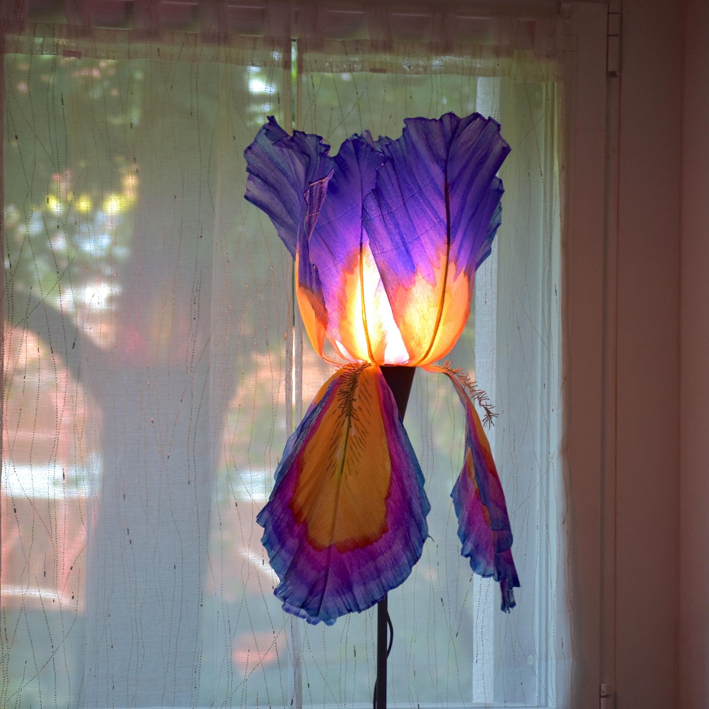 lampada da terra paralume fatto dipinto a mano forma di iris arancio viola in resina