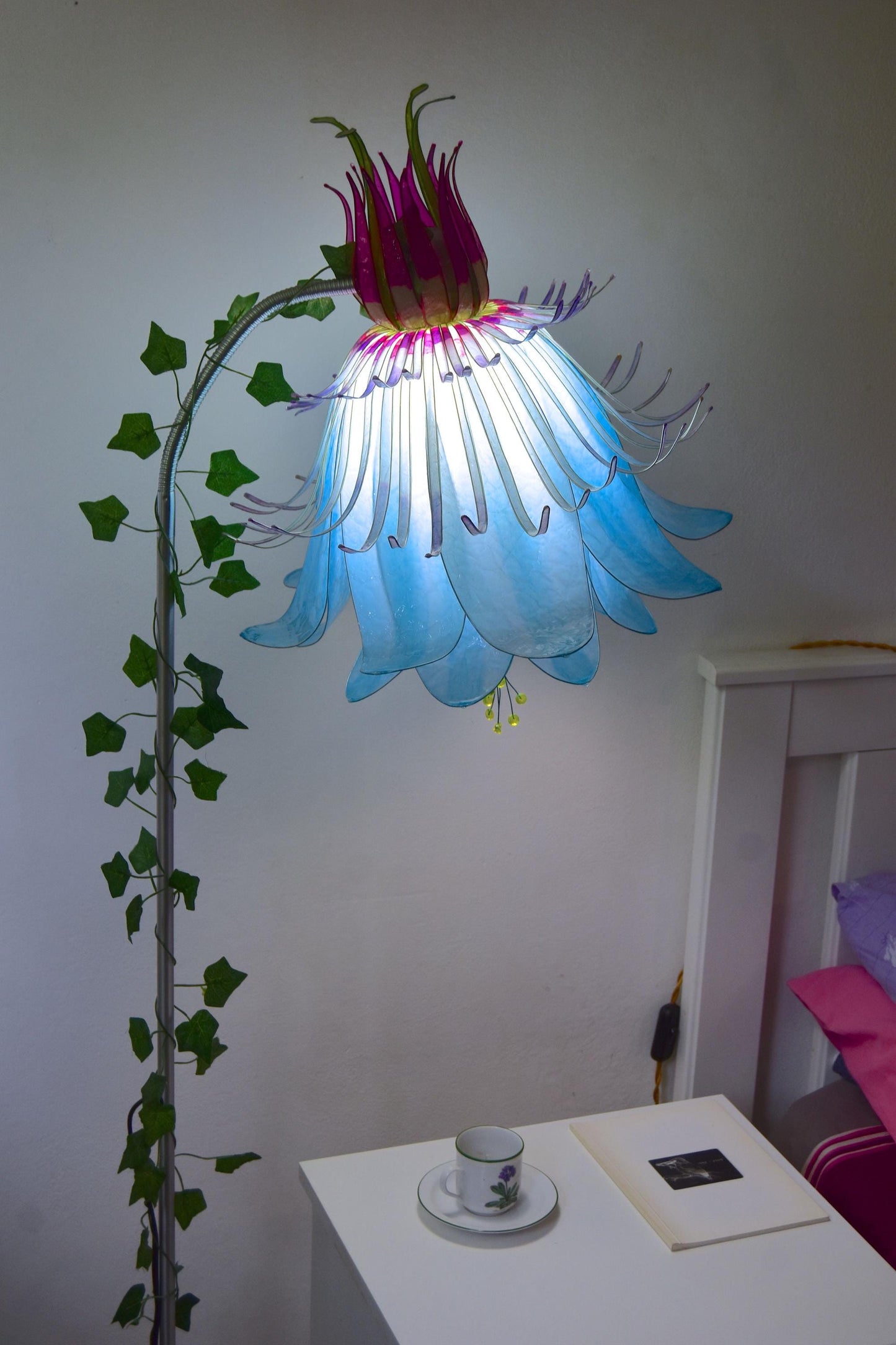 Lampada da lettura orientabile con paralume fiore di passiflora in resina