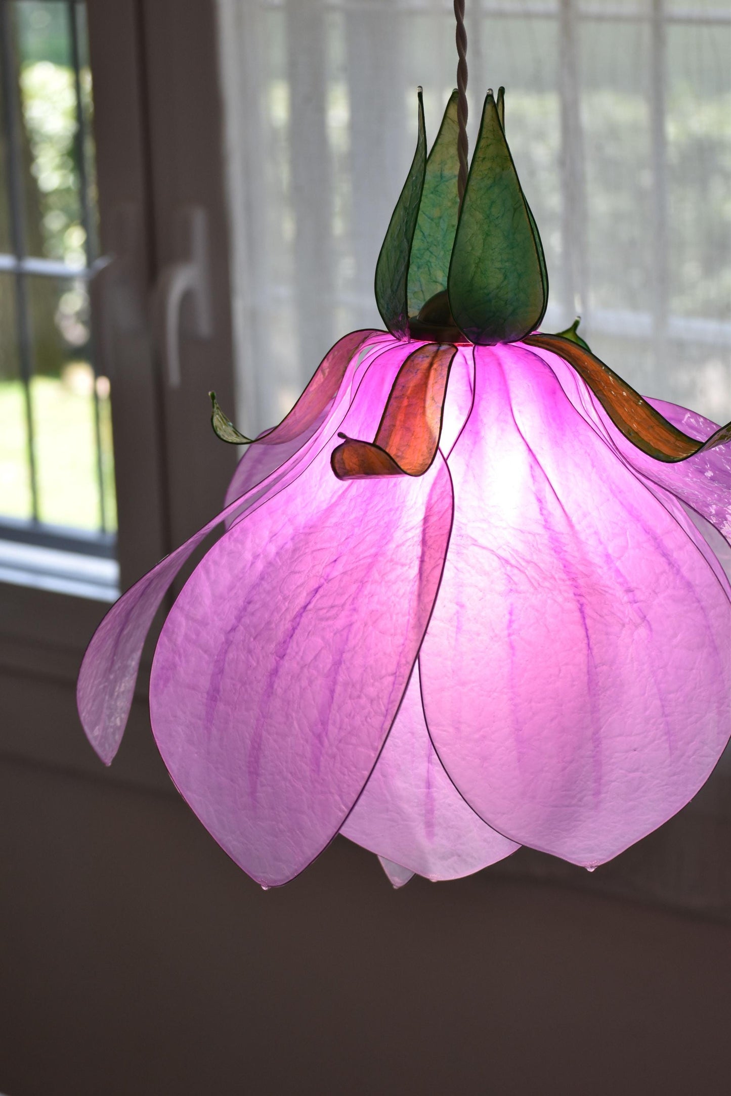 Lampadario rosa fatto e dipinto a mano a forma di fiore di magnolia