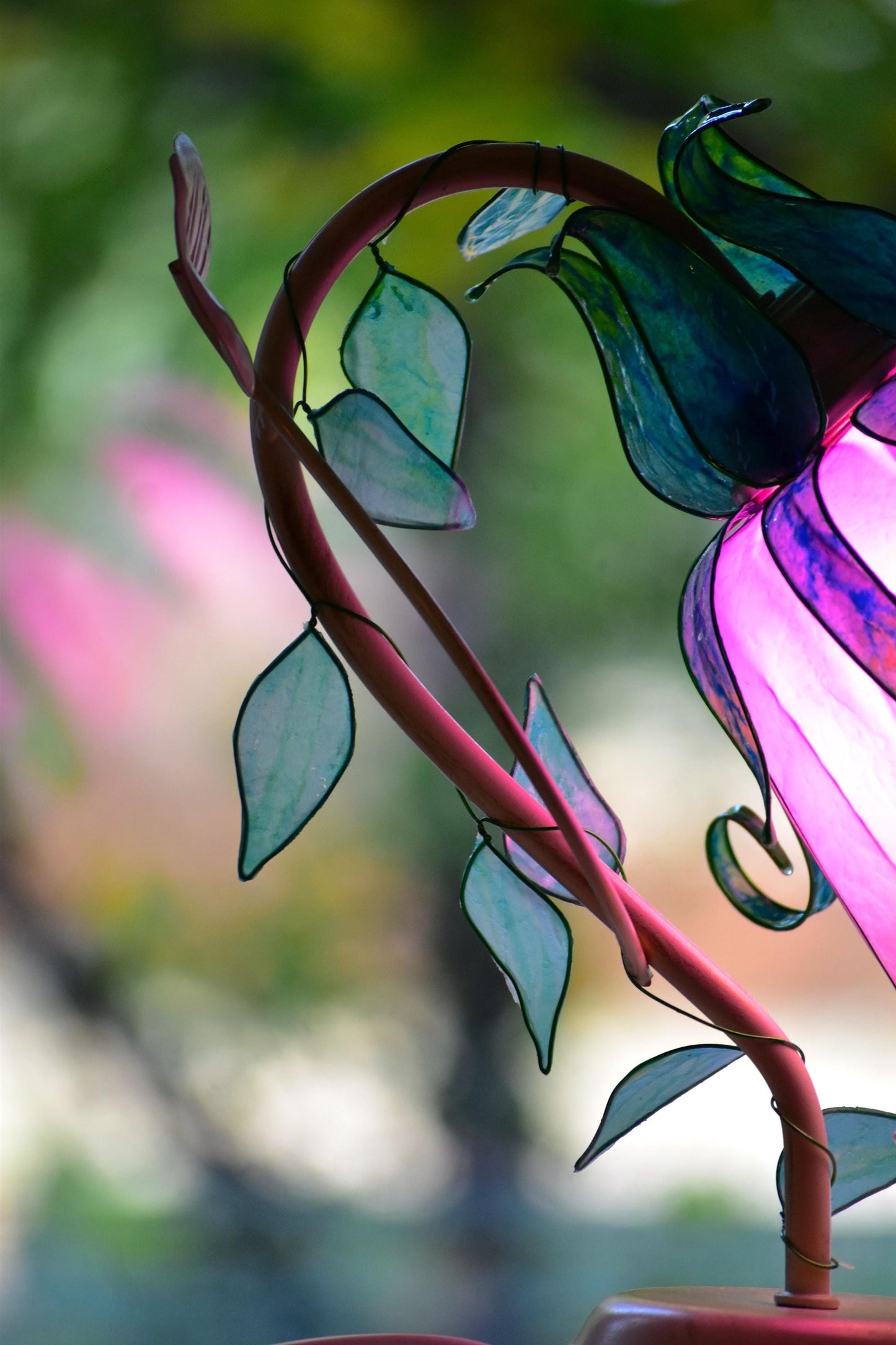 lampada da tavolo a forma di fiore rosa in resina fatta e dipinta a mano