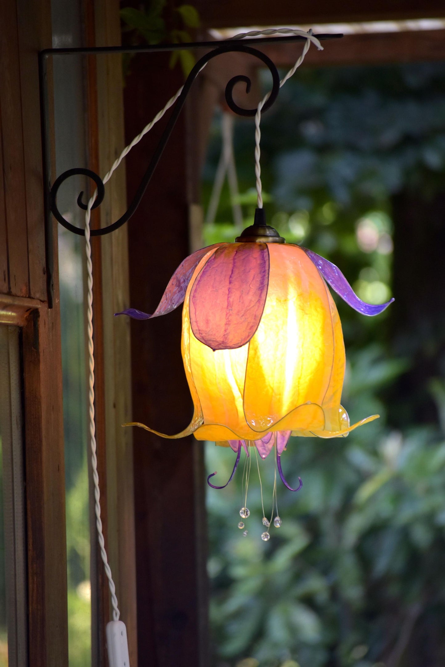 lampada da muro bocciolo di fiore giallo e viola in resina