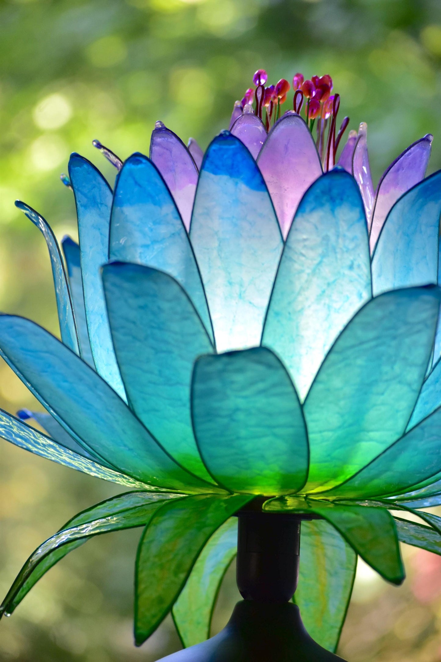 Lampada da tavolo a forma di fiore azzurro e viola con base in ceramica