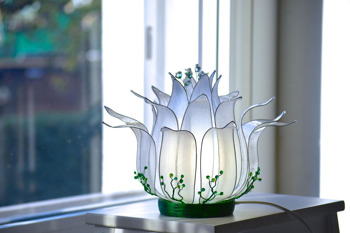 lampada da tavolo a forma di fiore di loto bianco fatta a mano