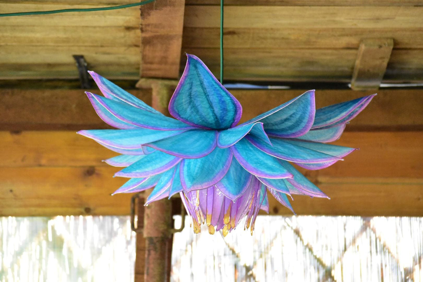 lampadario blu: paralume fiore in resina fatto e dipinto a mano
