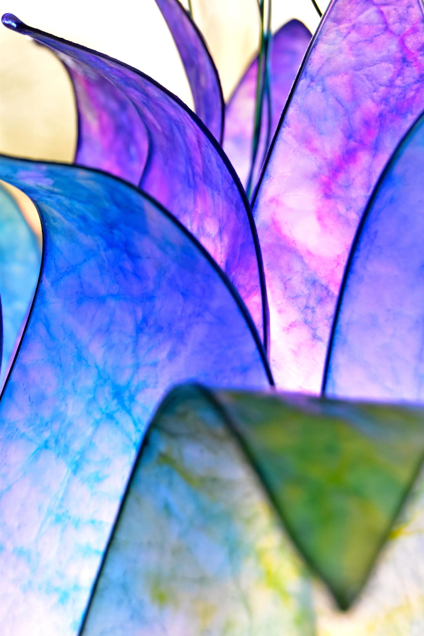lampada da terra con paralume in resina ispirato alle piume di pavone blu e viola