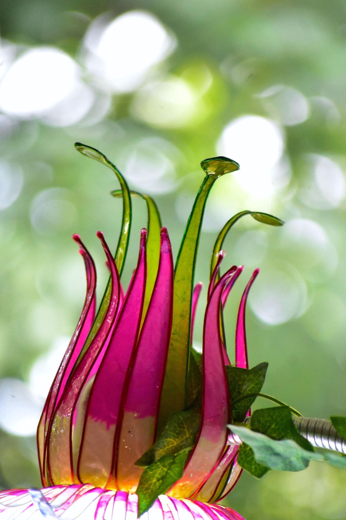 Lampada da lettura orientabile con paralume fiore di passiflora in resina