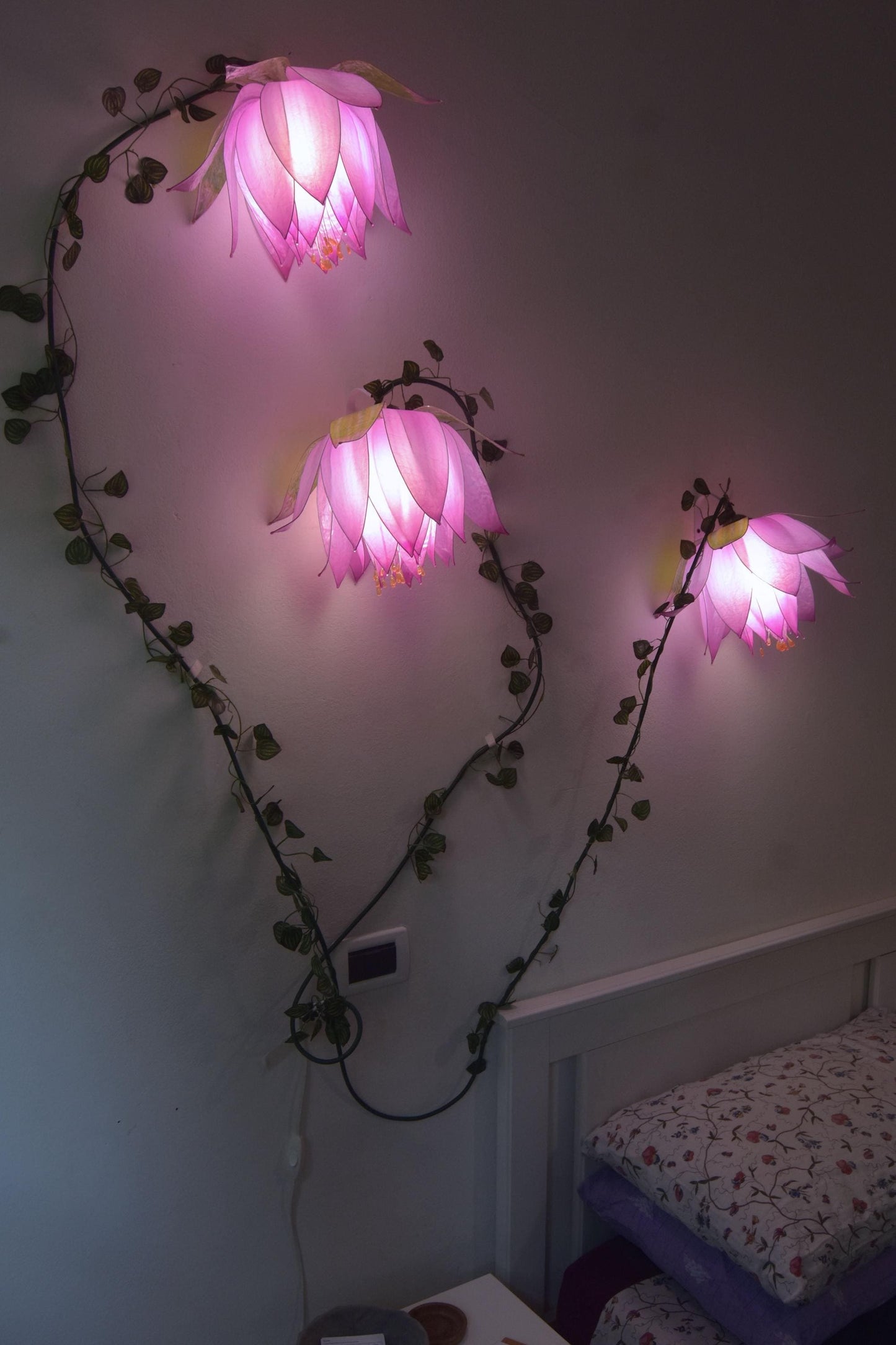 lampada da muro 3 luci rampicanti di boccioli rosa per arredamento floreale fiabesco