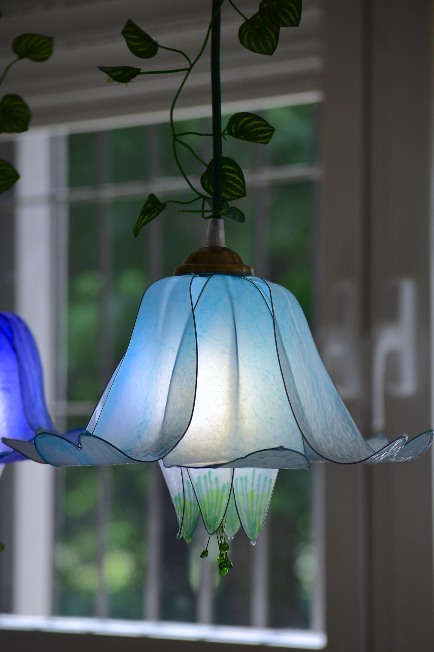 lampada a sospensione a 3 luci floreali blu e bianco per ambiente romantico e fiabesco