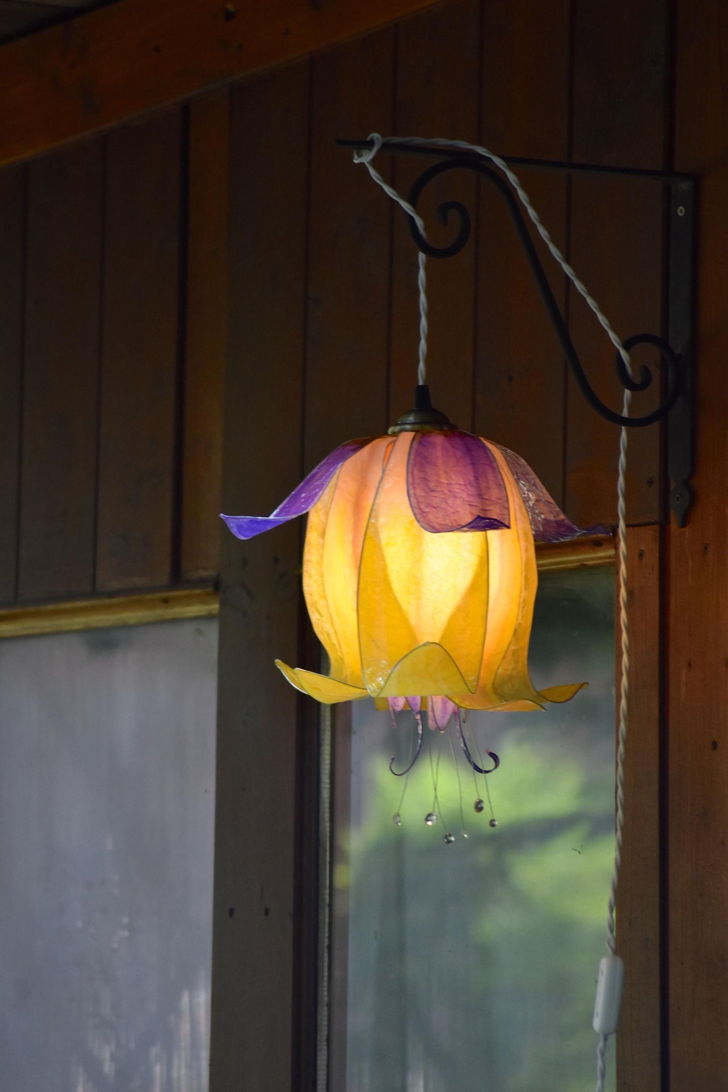lampada da muro bocciolo di fiore giallo e viola in resina