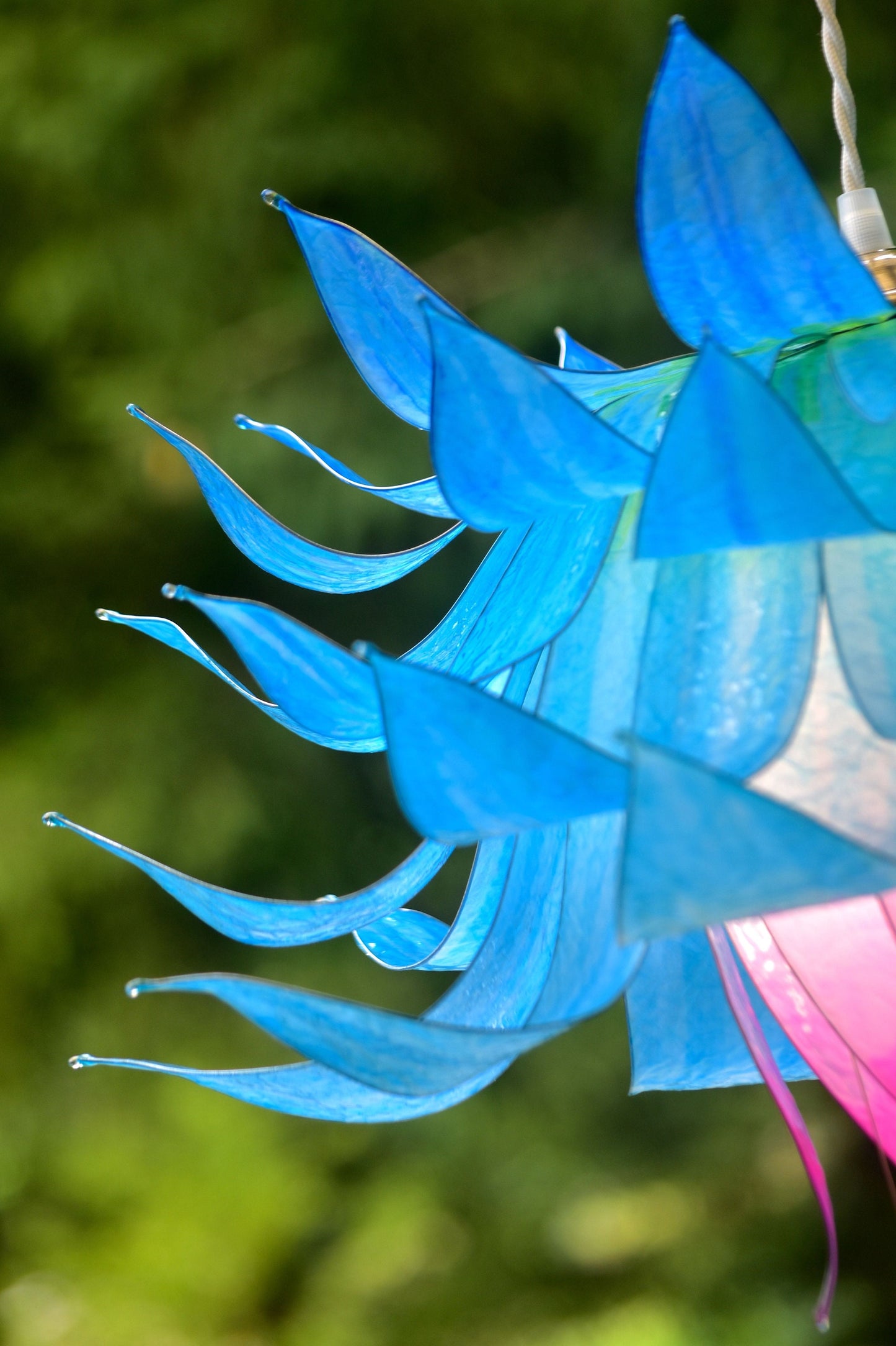 lampada a sospensione: fiore blu e rosa in resina pezzo unico fatto e dipinto a mano