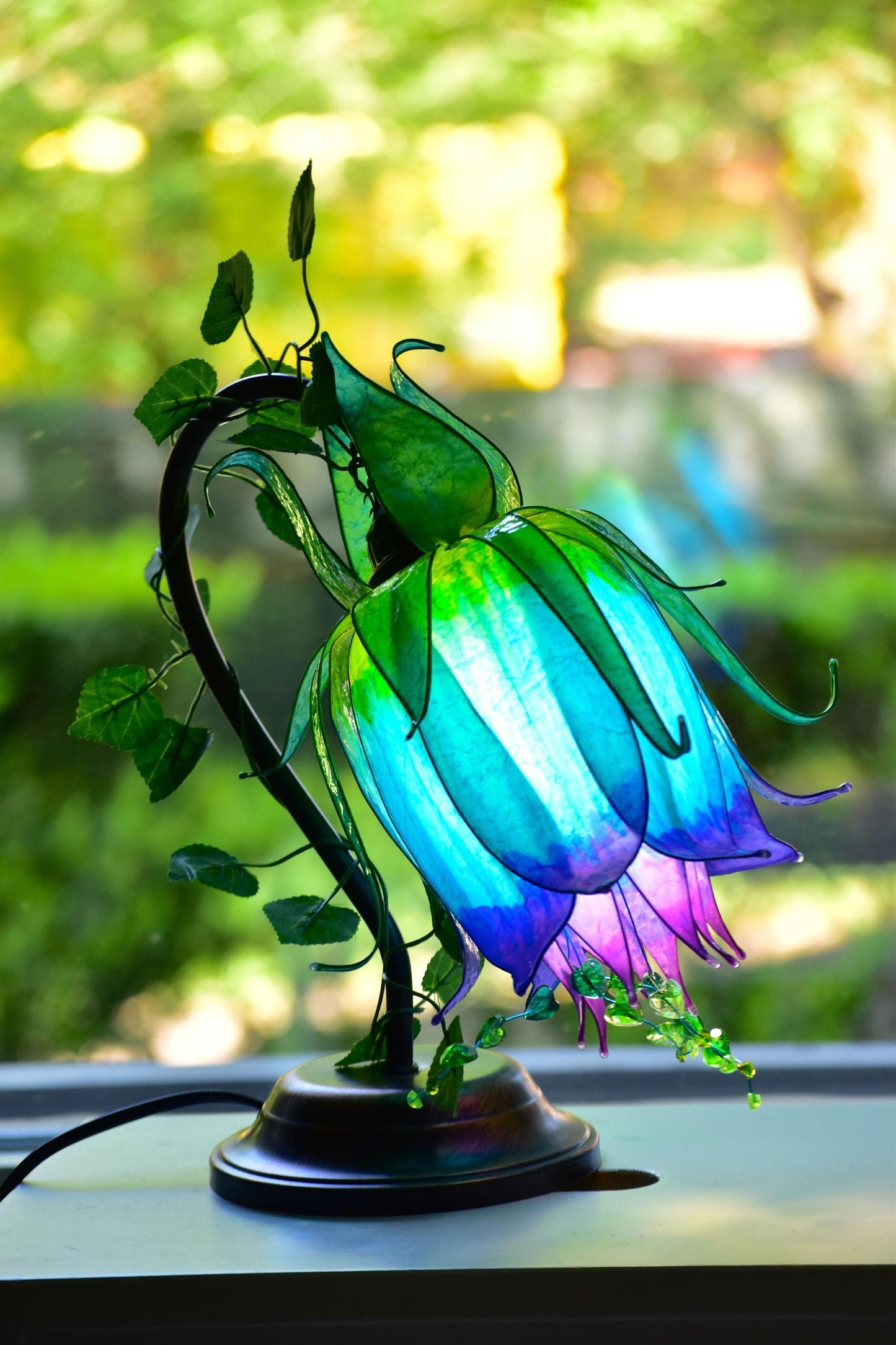 lampada da tavolo a forma di fiore blu fatta a mano in resina