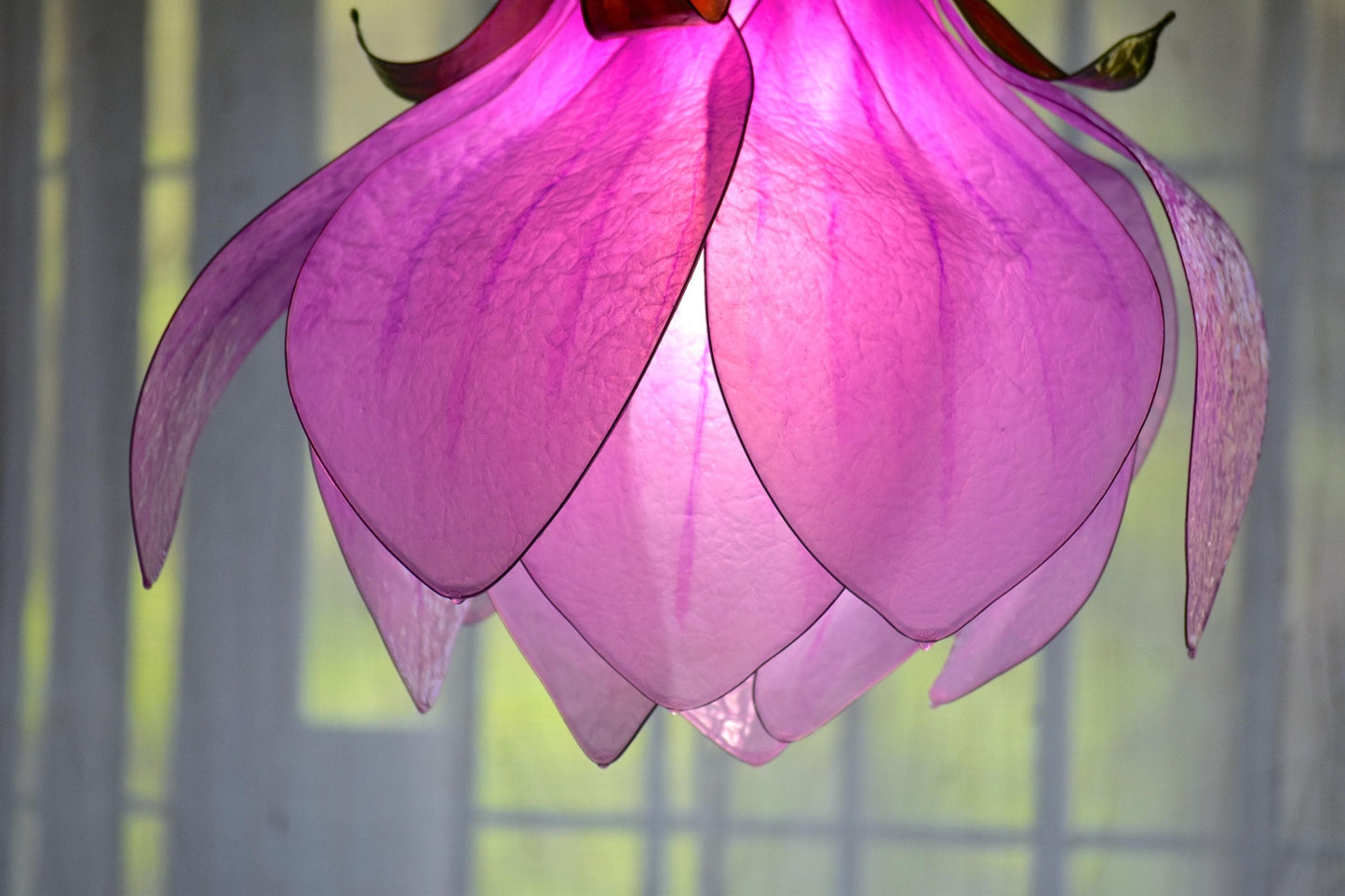 Lampadario rosa fatto e dipinto a mano a forma di fiore di magnolia