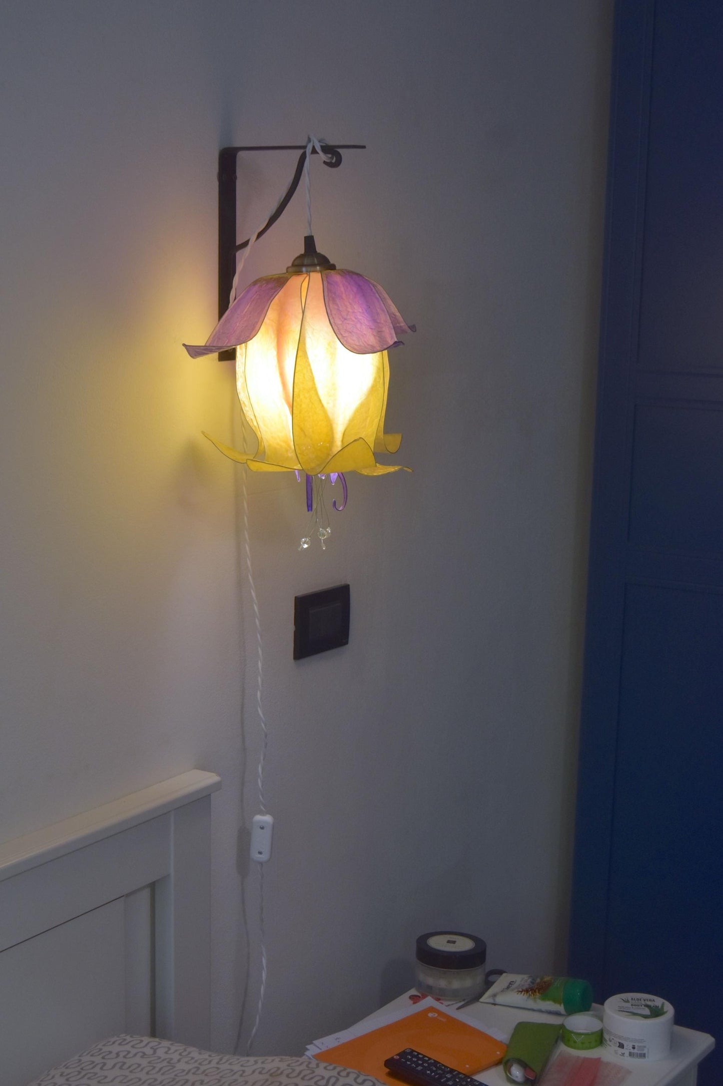 lampada da muro bocciolo di fiore giallo e viola in resina