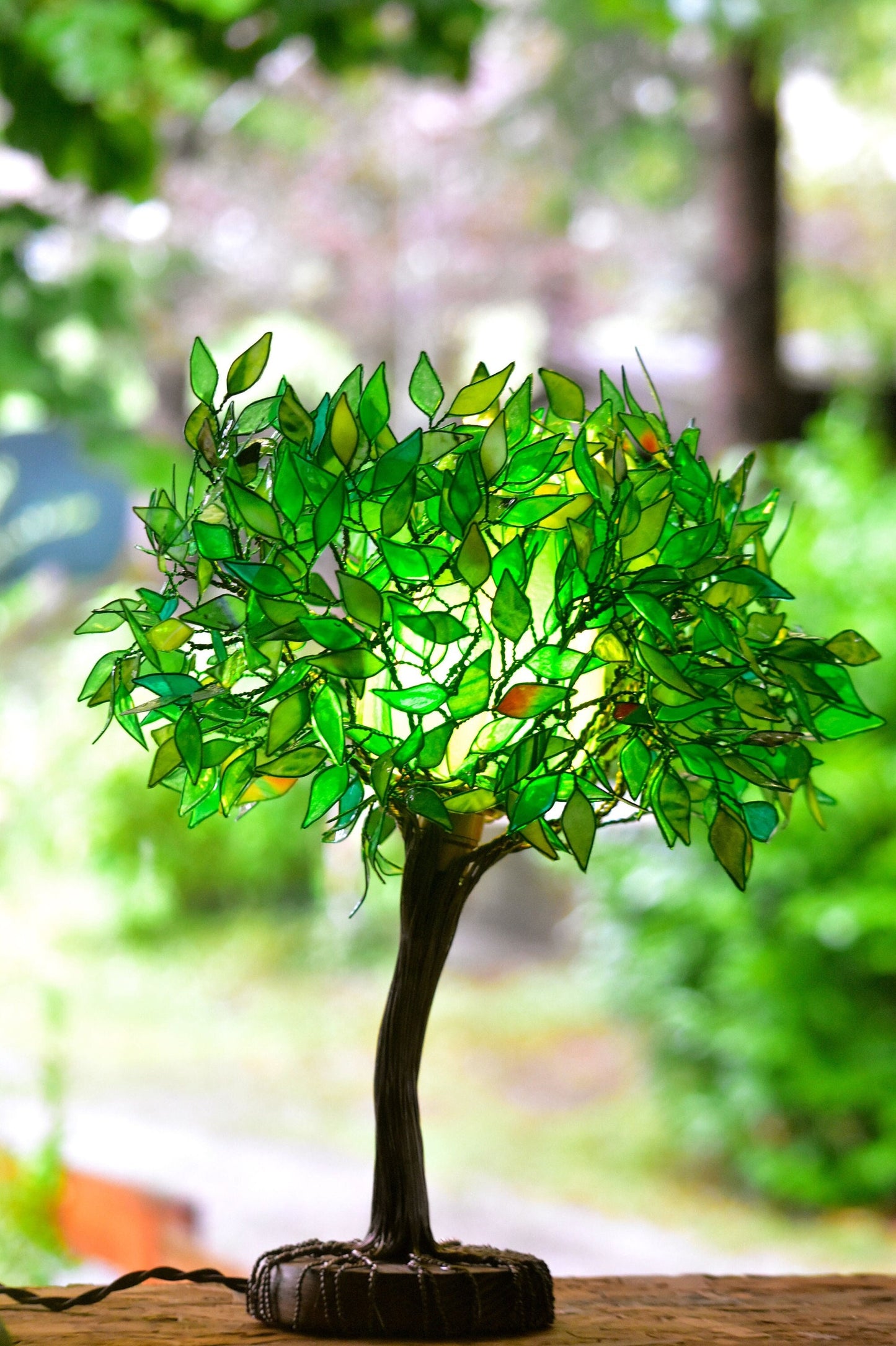 Lampada a forma di albero verde fatta a mano in resina pezzo unico