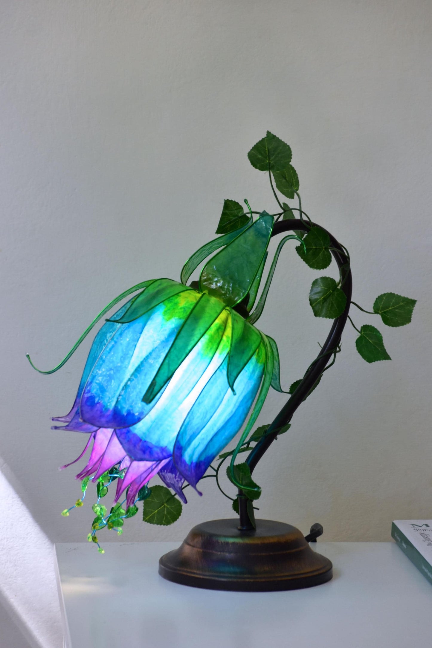 lampada da tavolo a forma di fiore blu fatta a mano in resina