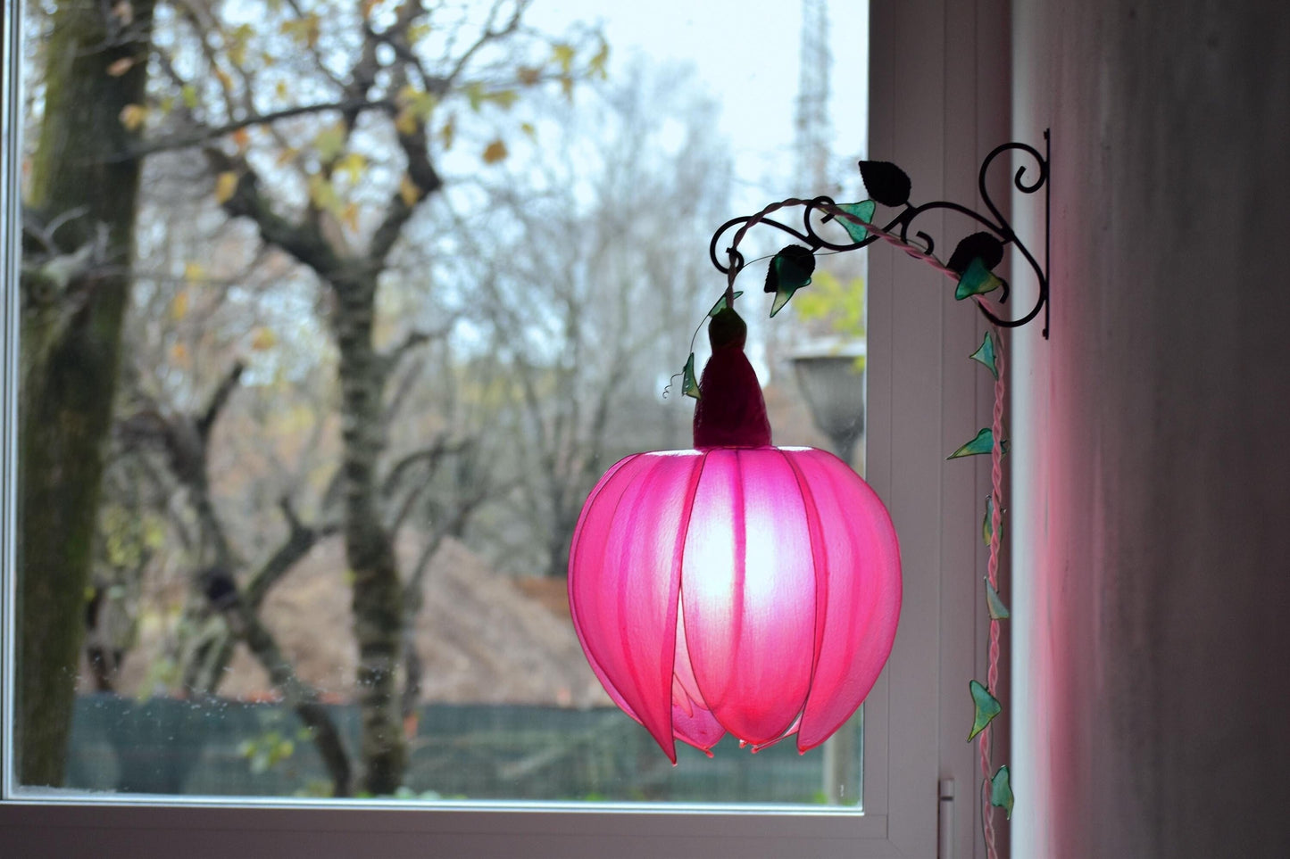 lampada da muro a forma di bocciolo di fiore rosa fucsia