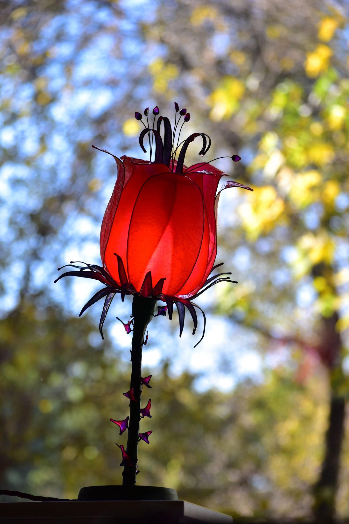 lampada da tavolo fiore rosso: pezzo unico di illuminazione fatto e dipinto a mano