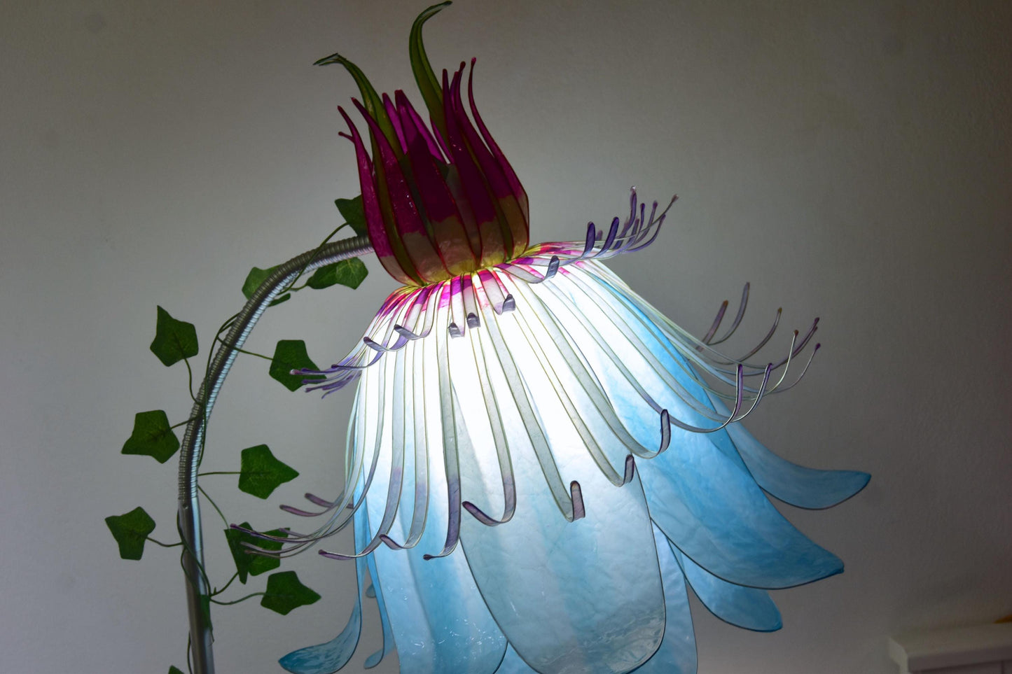 Lampada da lettura orientabile con paralume fiore di passiflora in resina
