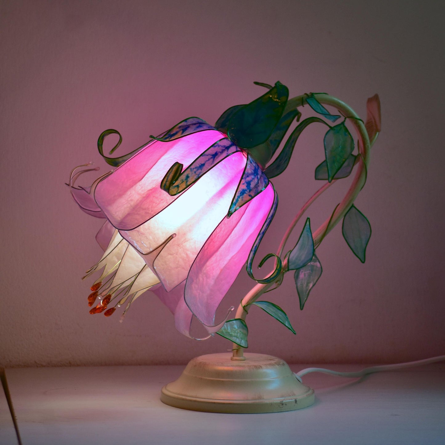 lampada da tavolo a forma di fiore rosa in resina fatta e dipinta a mano