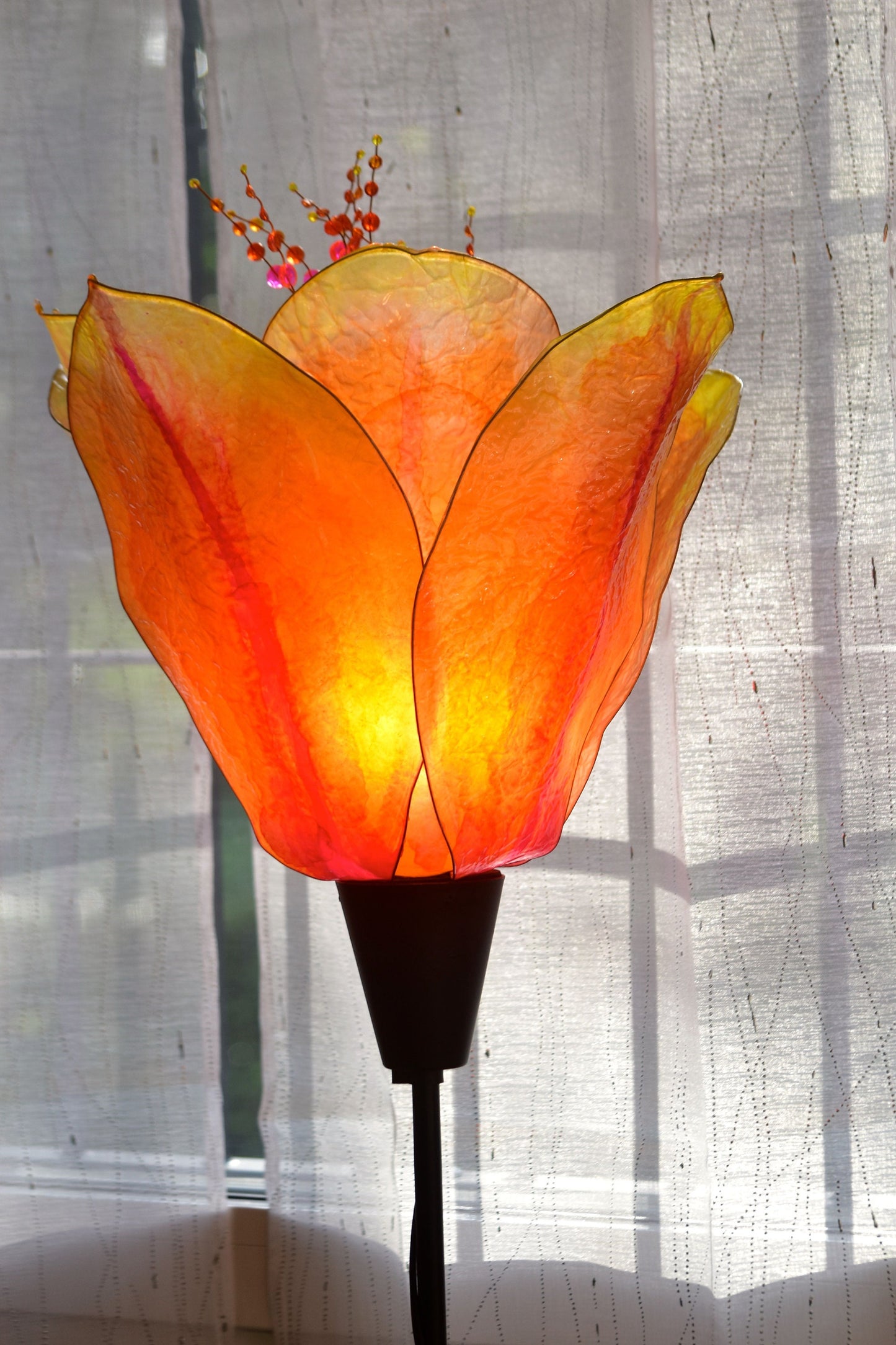 Lampada a stelo con paralume in resina tulipano arancione pezzo unico